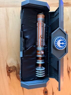 Leia Organa LIGHTSABER Hilt Star Wars Galaxy's Edge New in box